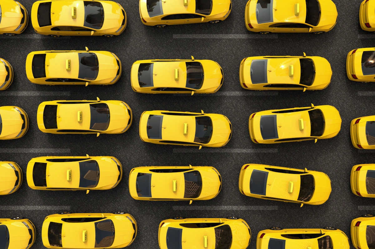 muchos taxis esperando